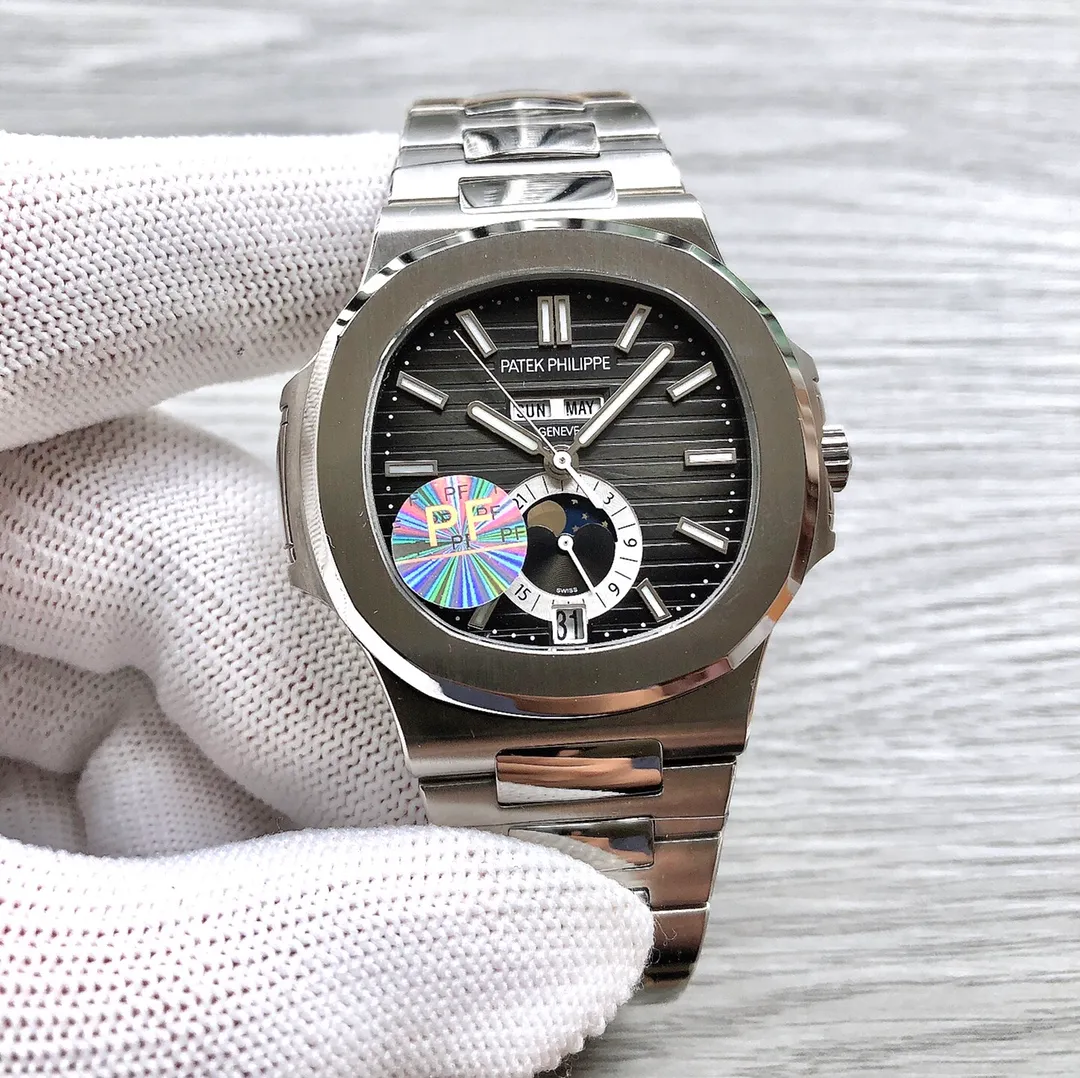 【Top Replica】💰6400! Patek Philippe -PATEK PHILPPE Sporty and Elegant 5726/1A-001 🎮R40 Nautilus Annual Calendar Moon Phase Watch 5726 Series 1. PF factory disassembled genuine watch and scanned and opened the mold The shell parts can be installed interchangeably with the genuine product. The structure of the watch case is the same as the genuine one. The holes on the shell are beveled. When the screws are turned in, they will move downwards to tighten the front cover. The three-layer waterproof ring screw-in crown makes the watch case super waterproof. 2. In the replica movement 3.0 era, the imported 9015 movement was used to modify the Cal. 324 S QA LU 24 H movement. There is no plywood on the movement. The movement is directly modified without increasing the thickness of the movement. The thickness of the entire watch is only 11mm (directly changing the movement requires ordering the movement in large quantities. The cost of ordering thousands at a time is huge. The non-market 2.0 plywood movement that sacrifices thickness can be compared) 🎮3. The steel band has good texture, can be bent flexibly, and is comfortable to wear. It does not have a deep bending range like some versions on the market. It cannot be worn on small wrists and the strap cannot be bent. The buckle is made of spring steel and has good elasticity. 4. Functions include three-hand time display, month and week calendar display, moon phase 24h display, the function is real and usable, the quick adjustment position of month and week is different from other versions on the market, and remains consistent with the original [PF] watch factory allows you to buy it at a fraction of the price! Enjoy the 95% authentic experience! 🎮Sanjie exquisitely recommends men’s Swiss fully automatic mechanical movement SJ carefully designed for you to take ultra-realistic photo shoots